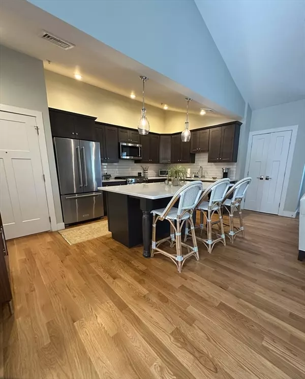 Pembroke, MA 02359,220 Center St #14