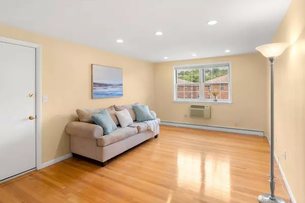 Arlington, MA 02474,12 Colonial Village Dr #12