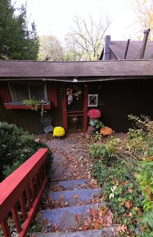 Buckland, MA 01370,7 Hog Hollow Rd