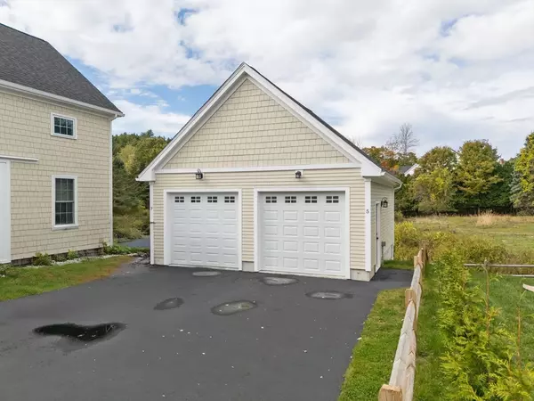 Amesbury, MA 01913,5 Moncrief Street #5