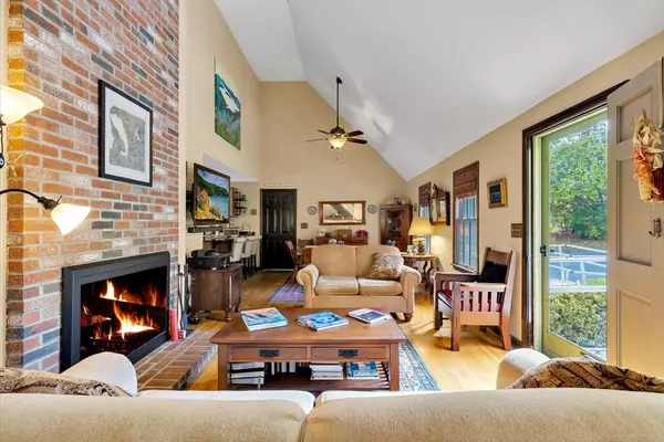 Mashpee, MA 02649,7 Sandy Way