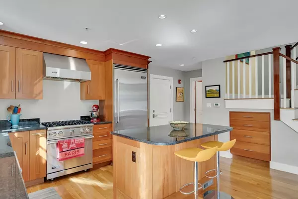 Brookline, MA 02446,82 Green St #82