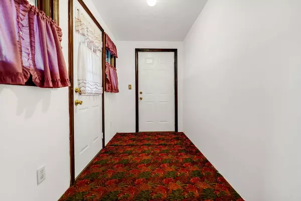 Dartmouth, MA 02747,390 Old Fall River Rd