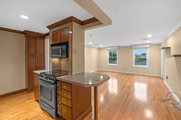 Marblehead, MA 01945,212 Humphrey Street #205