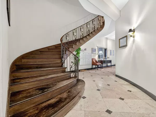 Boston, MA 02108,93 Beacon Street #5