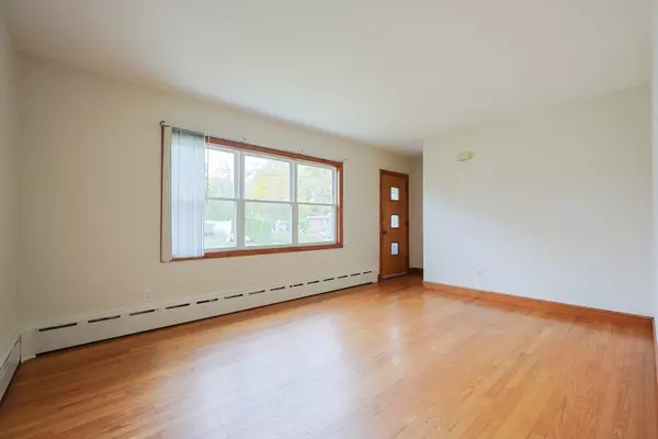 Somerset, MA 02726,66 Meadow Ln