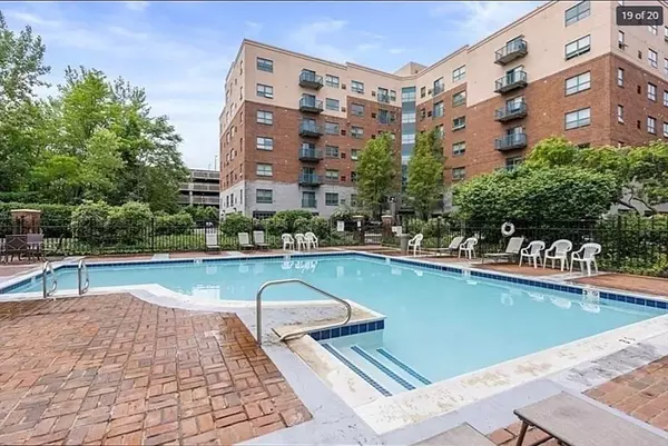 Chelsea, MA 02150,165 Cottage St #402