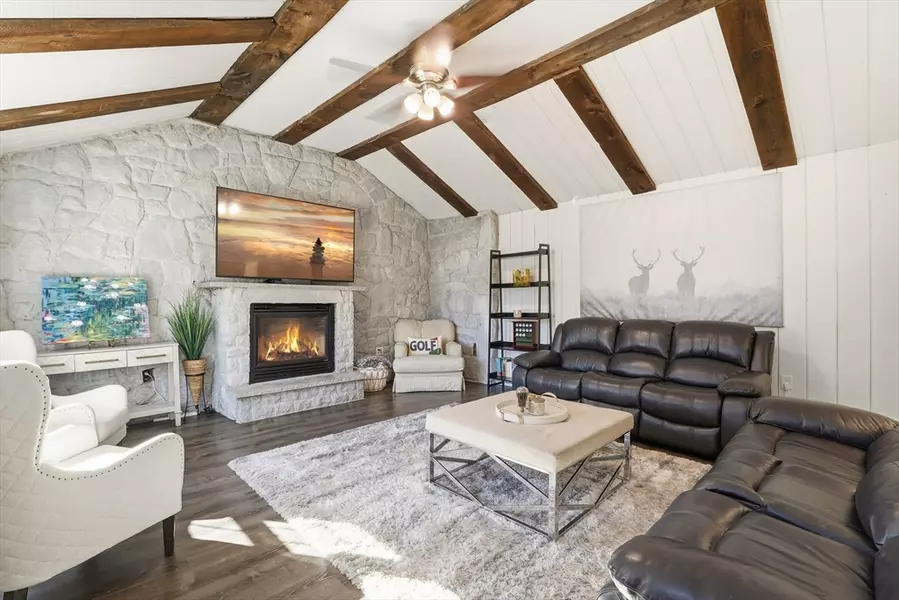 4 Wayside Dr, Danvers, MA 01923