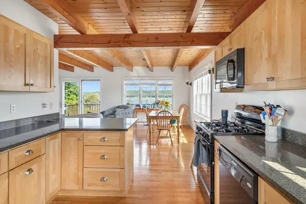 Westport, MA 02790,594 River Rd #0