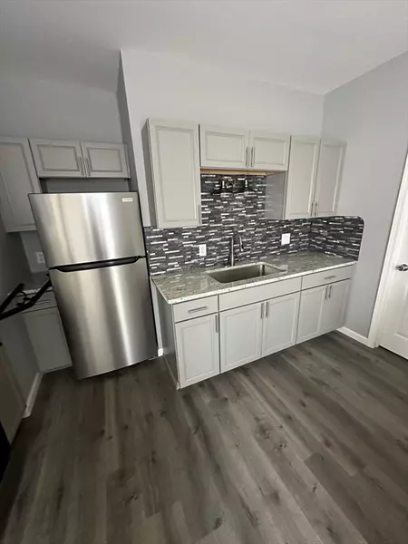 371 Dickinson St #2, Springfield, MA 01108