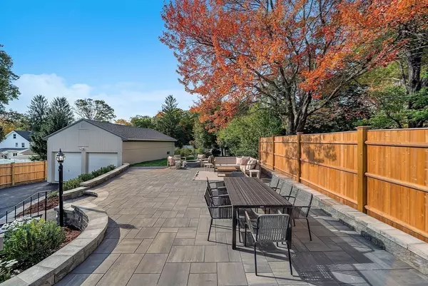 Wellesley, MA 02482,16 Oak Street