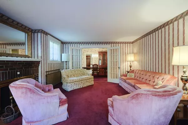 Walpole, MA 02081,587 Common St