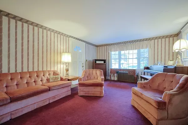 Walpole, MA 02081,587 Common St