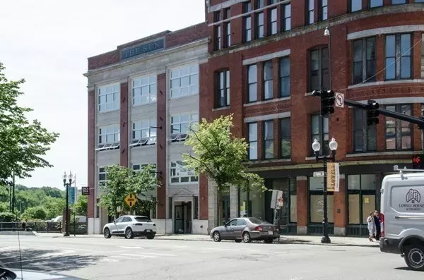 Lowell, MA 01852,17 Kearney Sq #201