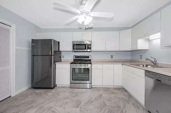 Dracut, MA 01826,13 Dallas Dr #101