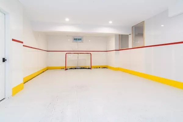 94 Elm St, Medfield, MA 02052