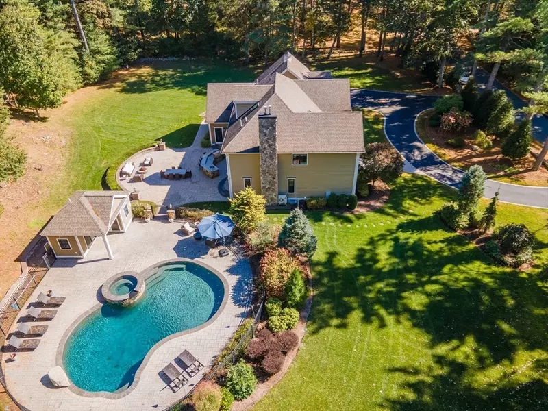 94 Elm St, Medfield, MA 02052