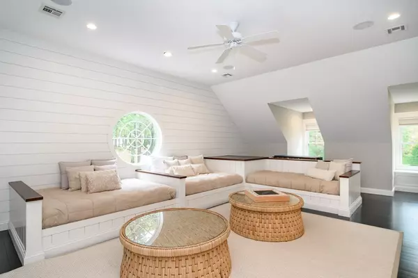 94 Elm St, Medfield, MA 02052