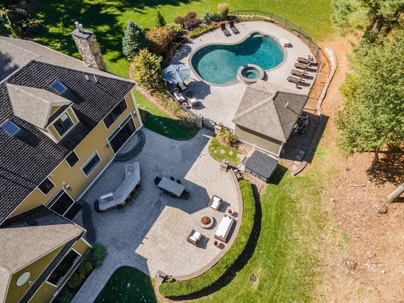 94 Elm St, Medfield, MA 02052