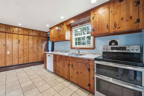 Holden, MA 01520,15 Lowell Ave