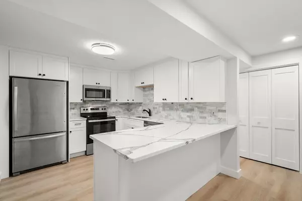 Walpole, MA 02081,634 Main St #14