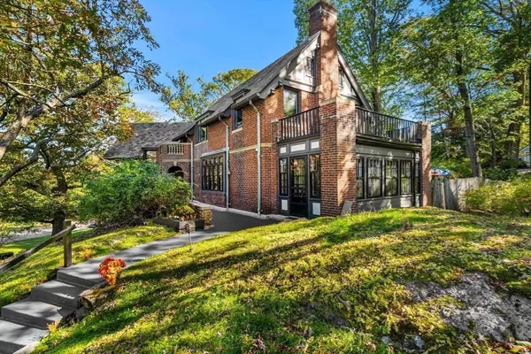 Brookline, MA 02467,1125 W Roxbury Pkwy