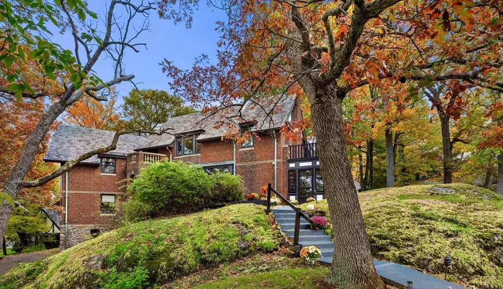 Brookline, MA 02467,1125 W Roxbury Pkwy