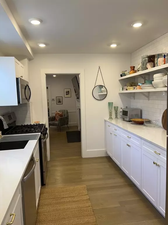 Marblehead, MA 01945,61 Front St #1