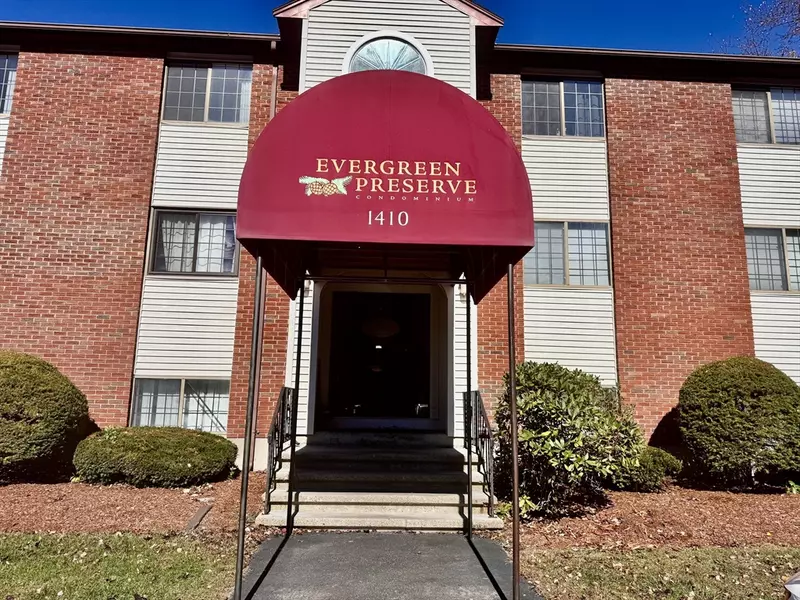 1410 Skyline Dr #9, Lowell, MA 01854