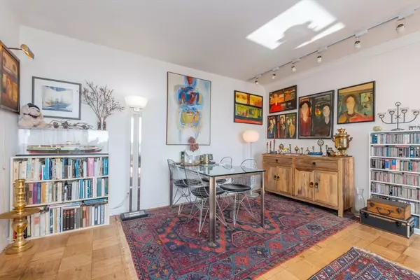 Brookline, MA 02445,77 Pond Ave #1506