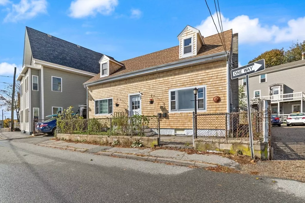 Gloucester, MA 01930,22 Taylor St #1