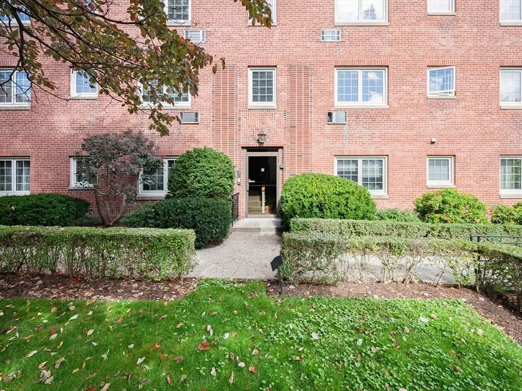 Brookline, MA 02446,32 Saint Paul St #6