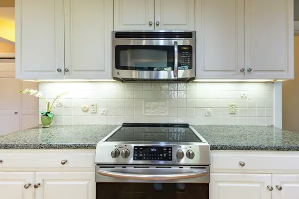 Holliston, MA 01746,195 High St