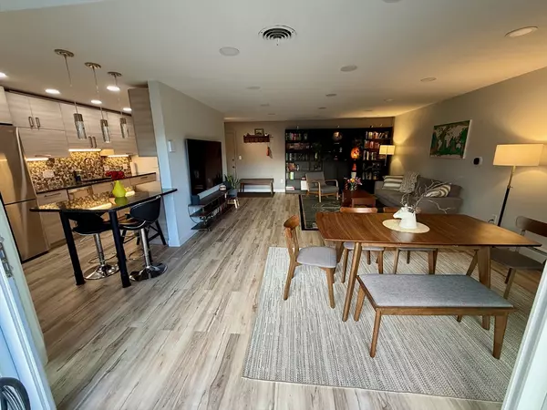 Needham, MA 02492,1206 Greendale Ave #201