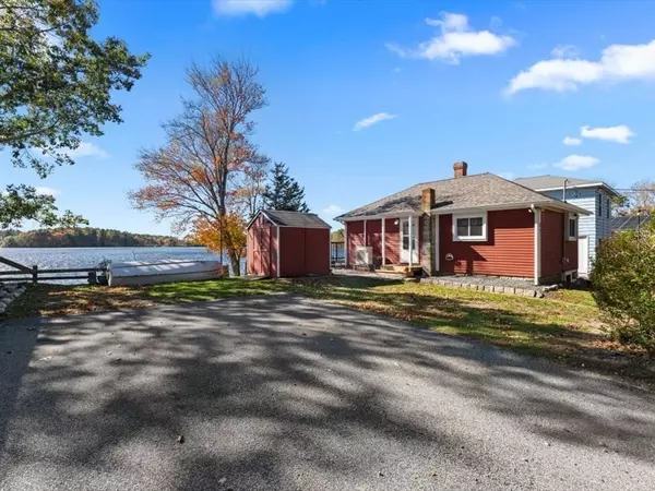 25 Ocean Ave, Halifax, MA 02338