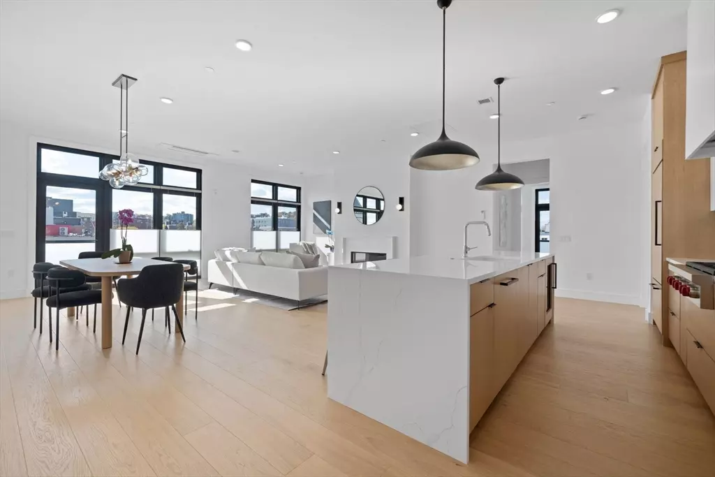 Brookline, MA 02446,14 Green Street #PH1