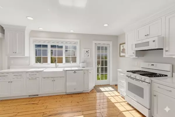 Duxbury, MA 02332,11 Friendship Lane