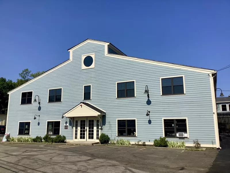 19 Willow St, Natick, MA 01760