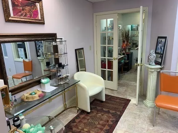 North Andover, MA 01845,565 Turnpike St