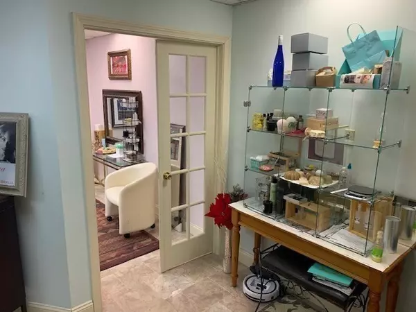 North Andover, MA 01845,565 Turnpike St