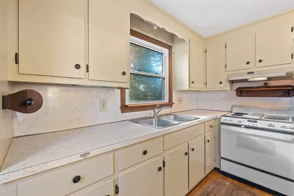 Oxford, MA 01540,10 Friar Tuck Ln