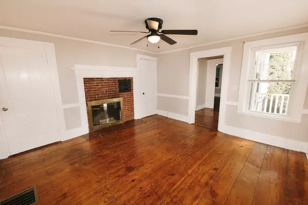 Amesbury, MA 01913,76 Market Street #76