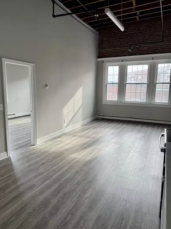 Attleboro, MA 02703,15 N Main St #33