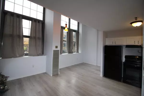 Lowell, MA 01852,200 Market Street #17A