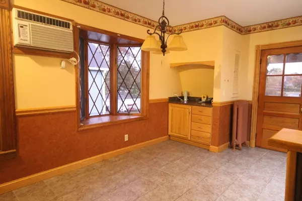 104 Saint James Ave #2, Holyoke, MA 01040