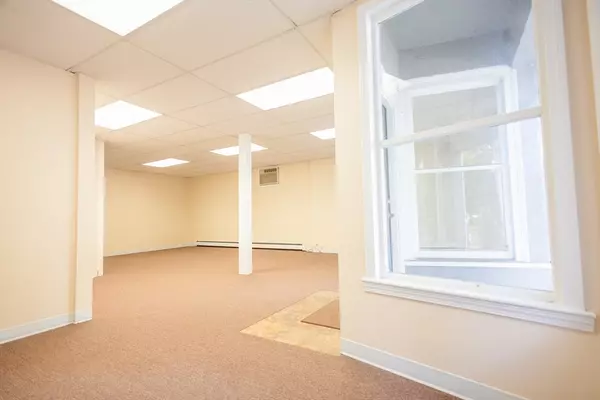 Walpole, MA 02032,33 Union Street