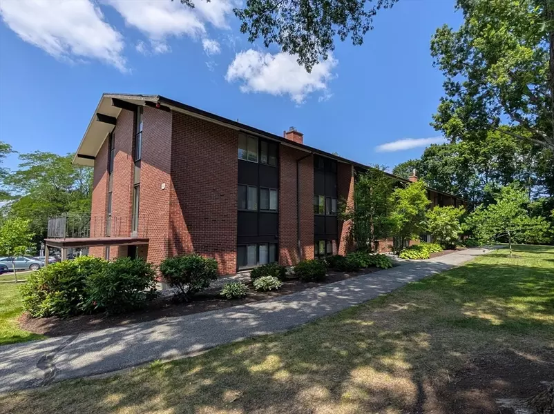 1 Longwood Drive #105, Andover, MA 01810