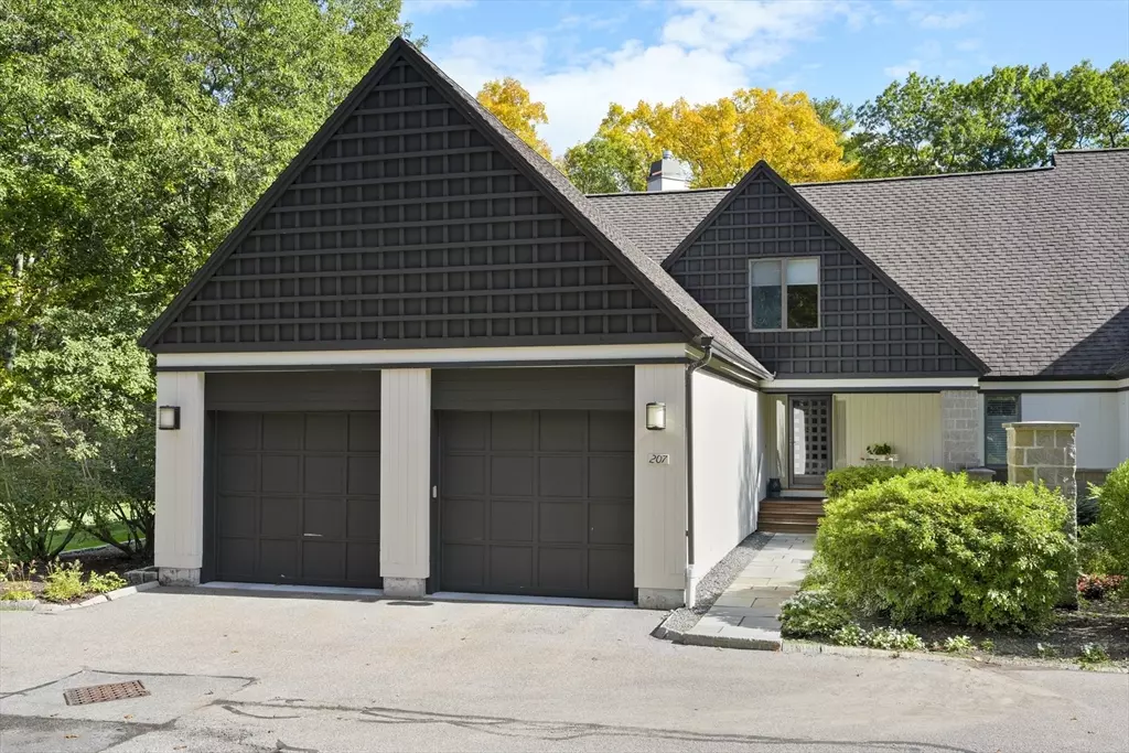 Newton, MA 02459,207 Nahanton Street #207