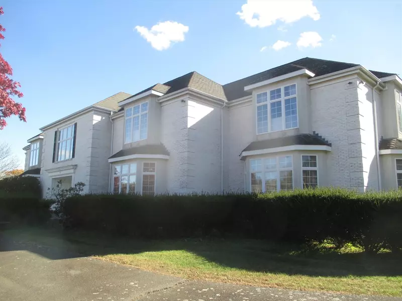 1 Navaho Dr, Canton, MA 02021