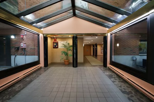 Framingham, MA 01701,1321 Worcester Rd #109